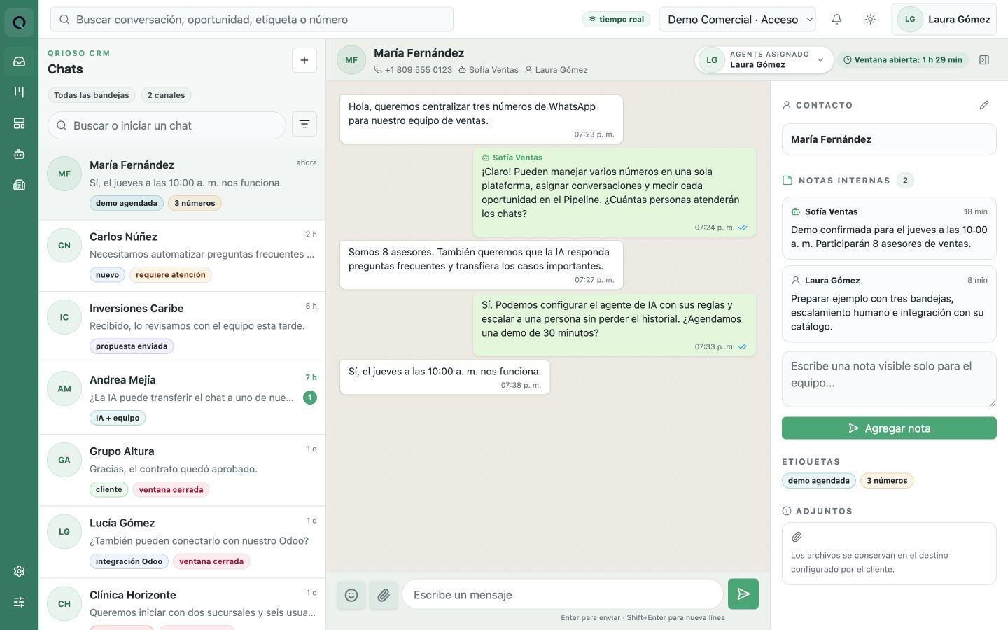 Captura real de la bandeja de Qrioso CRM con conversaciones y datos simulados.