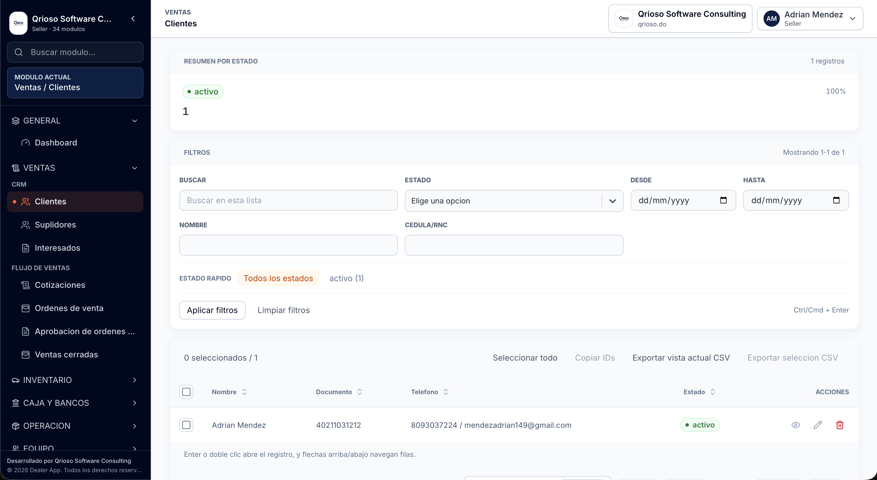 Pantalla de clientes en DealerApp con filtros y tabla de clientes.